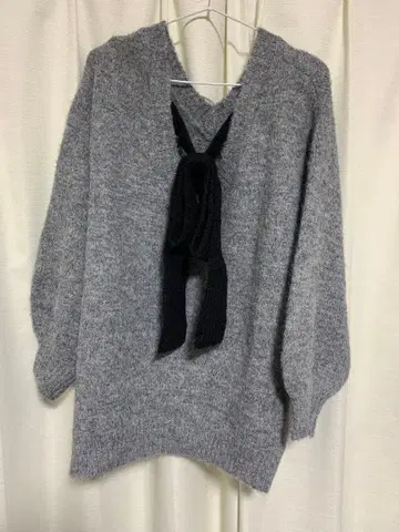 다리치 빅 리본 백 오픈 니트탑