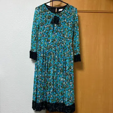 꽃무늬 레이스 트리밍 긴팔 무릎 기장 원피스