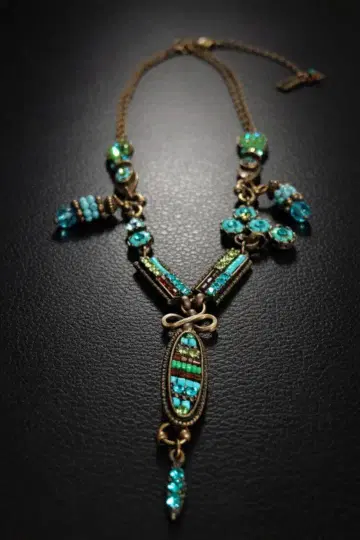 터콰이즈와 골드 목걸이