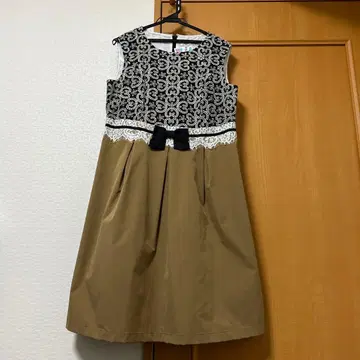 슬리브리스 무릎 기장 원피스 블랙과 베이지