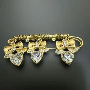 하트형 크리스탈과 리본 브로치
