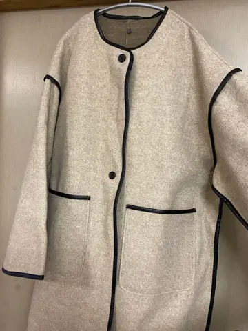 Kastane 새틴 라이너 부착 파이핑 가운 코트