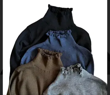 허그아워 프릴 하이넥 스웨터