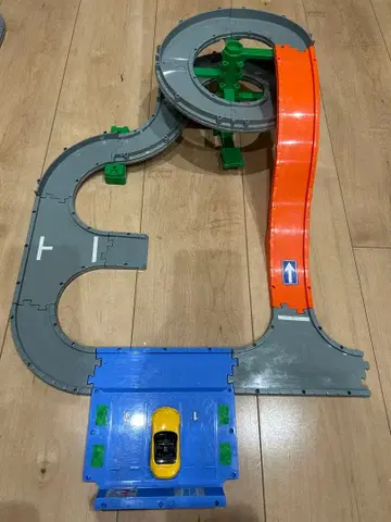 토미카 빙글빙글 고갯길 도로 세트 로드스터 포함