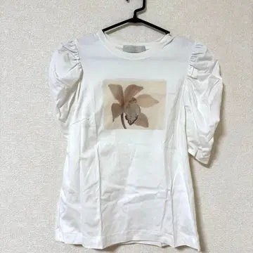 셀포드 화이트 꽃무늬 퍼프 슬리브 T셔츠