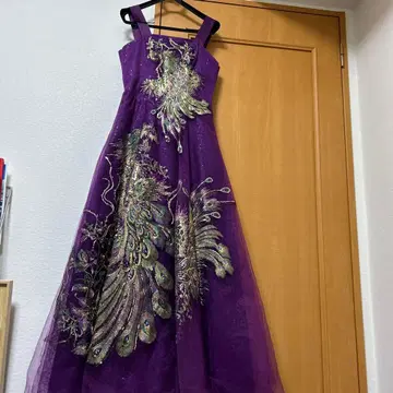 공작 자수의 퍼플 드레스