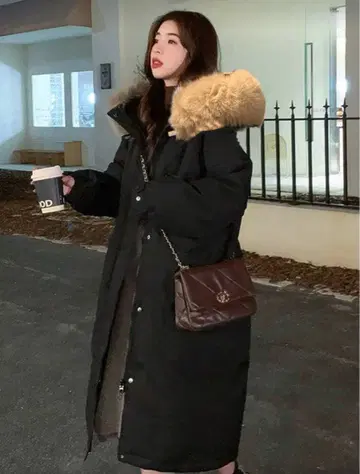 퍼 달린 블랙 롱 다운 자켓