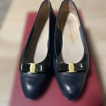 Ferragamo 네이비 바라 6 사이즈
