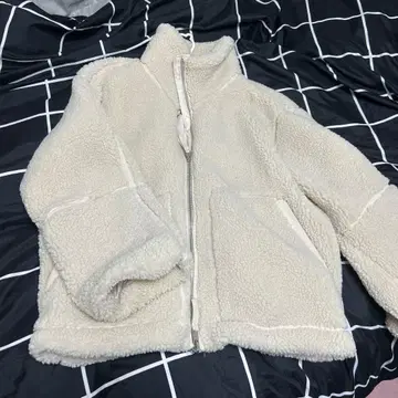 크림색 플리스 자켓
