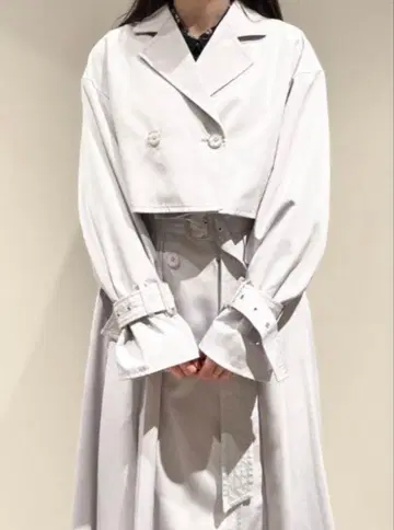 화이트 크롭 트렌치코트