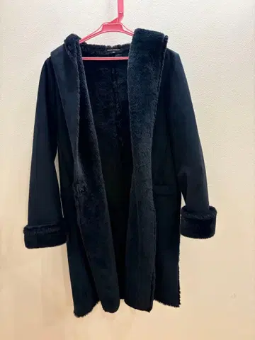 BUONA GIORNATA 후드 부착 네이비 무스탕 코트