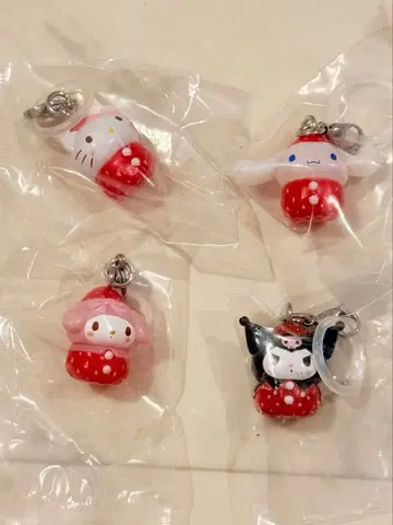 산리오 캐릭터즈 딸기 메지루시 액세서리 4개 세트