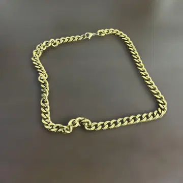 골드 컬러 목걸이