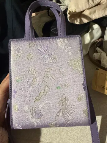 연보라색 꽃무늬 자수 숄더백