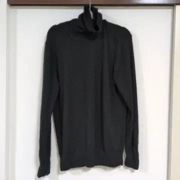 유니클로 캐시미어 터틀넥 스웨터 블랙 M 사이즈