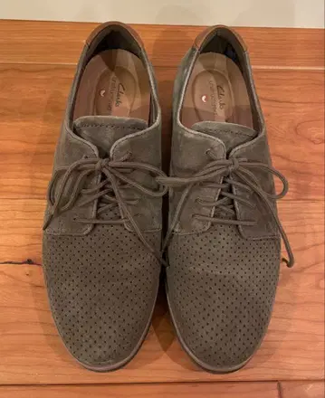 Clarks 카키색 스웨이드 통굽 캐주얼 슈즈