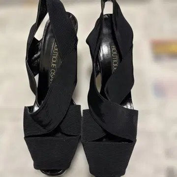 부티크 오사키의 에나멜 힐 펌프스