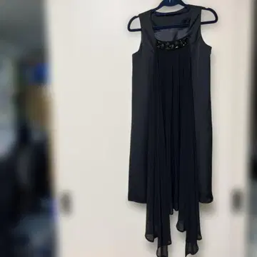 프릴 달린 블랙 롱 드레스