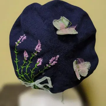 네이비 베레모 자수 꽃과 나비