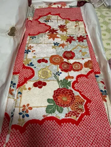 빨간색과 화이트 꽃무늬 후리소데