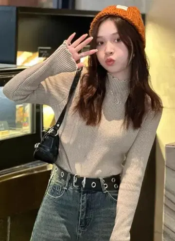 베이지 리브 프릴넥 니트