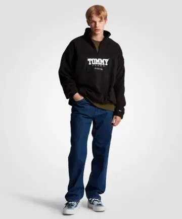 TOMMY JEANS 블랙 하프 지퍼 후드티
