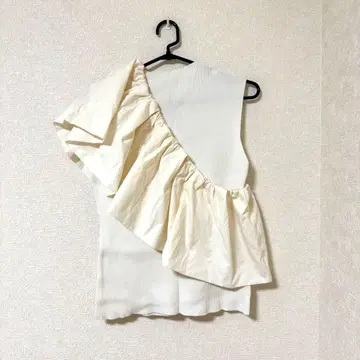 셀포드 프릴 장식 화이트 슬리브리스 니트 화이트