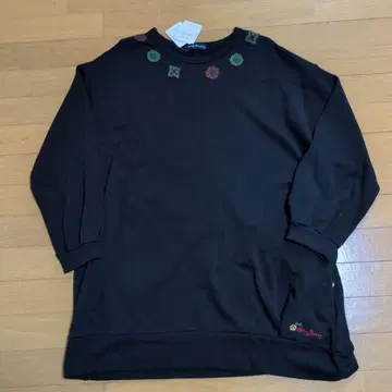 드럭스토어의 자수 장식 블랙 튜닉