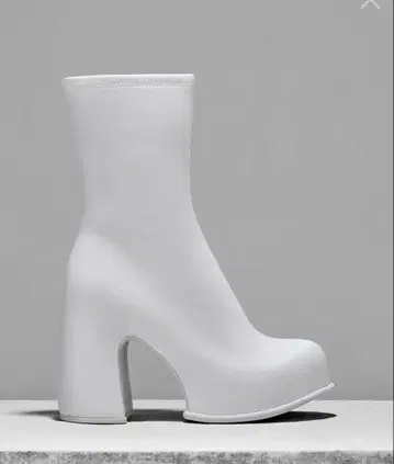 화이트 하이힐 부티