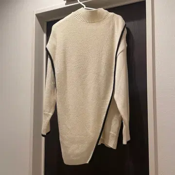 PUBLIC TOKYO 아이보리 하이넥 니트