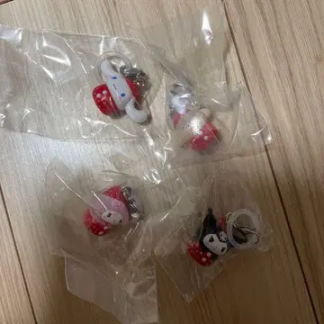 산리오 캐릭터즈 딸기 메지루시 액세서리 4개 세트