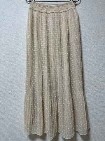 크림색 플리츠 롱 스커트