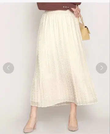 크림색 플리츠 롱 스커트