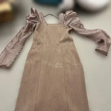 베이지 긴팔 핏앤플레어 원피스