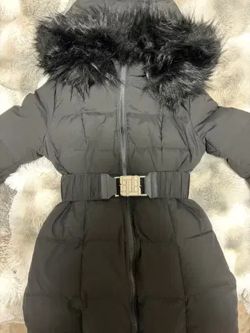 GYDA 벨트 포함 블랙 다운 자켓 퍼 포함