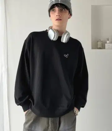 블랙 백 자수 맨투맨 트레이닝복 (긴팔)