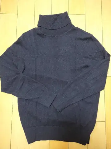 유니클로 캐시미어 터틀넥 스웨터 M 사이즈