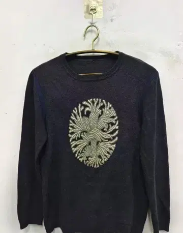 자수 장식 다크 블루 니트 스웨터