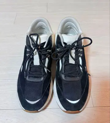 블랙/화이트 스웨이드 러닝화