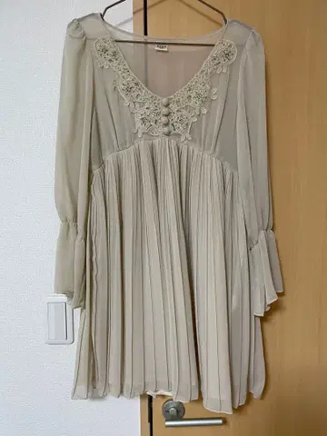 axes 베이지 플리츠 튜닉 긴팔 (별도 판매 이너 포함)