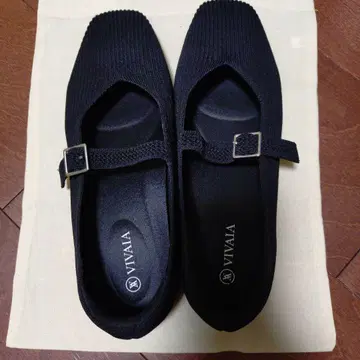 VIVAIA 블랙 니트 펌프스 스트랩 포함