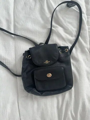 블랙 가죽 백팩 프론트 포켓 부착