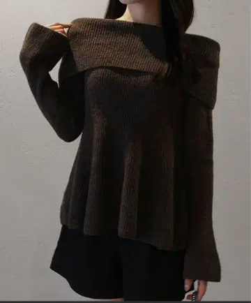 JUNOAH 오프숄더풍 페플럼 니트탑