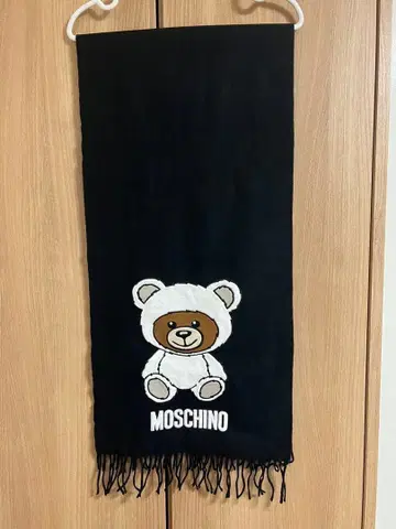 MOSCHINO 곰 자수 머플러 블랙