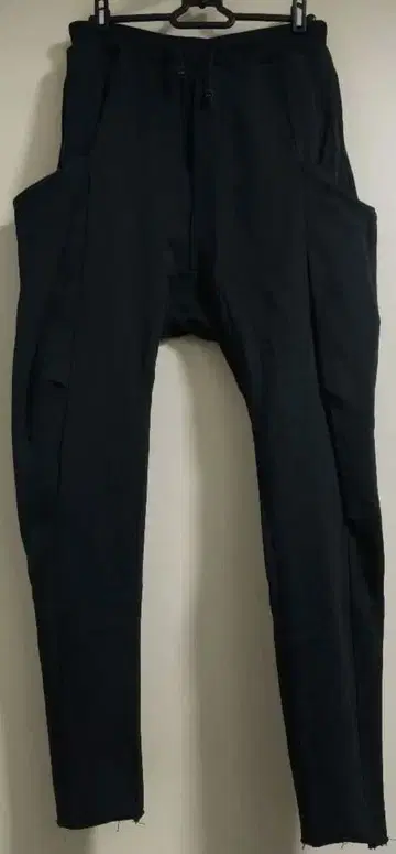 블랙 조거 팬츠 사이드 포켓 포함