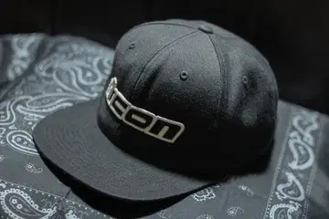 아이콘 스냅백 캡 블랙