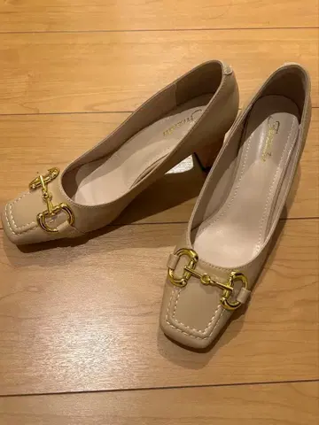 베이지 스퀘어토 펌프스 하이힐