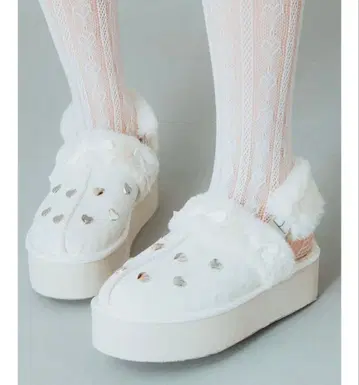 하트 스터드 무스탕 통굽 샌들 Ankrouge