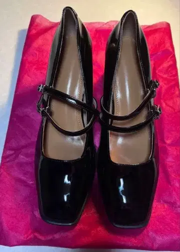 블랙 에나멜 스트랩 펌프스