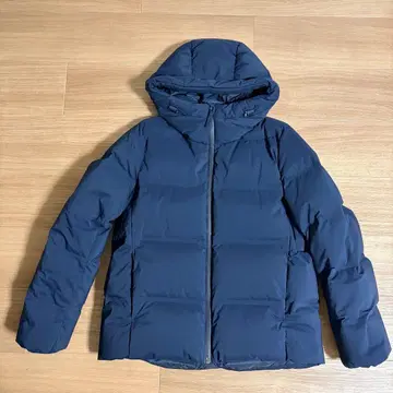 유니클로 여성용 심리스 다운 파카 M 사이즈 네이비